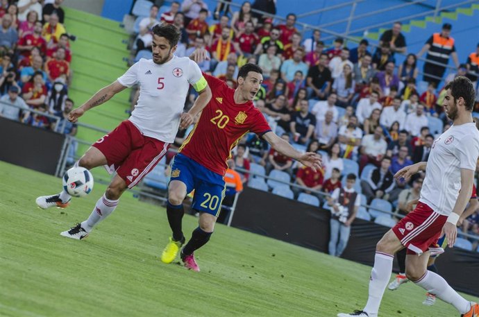 Aduriz y Amisulashvili en el partido de España - Georgia