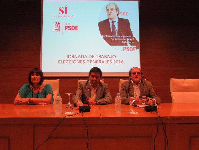 Gabilondo (d), junto a Reyes y Navarro en el encuentro con alcaldes y portavoces