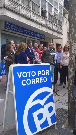 Alfonso alonso participa en un acto electoral en vitoria