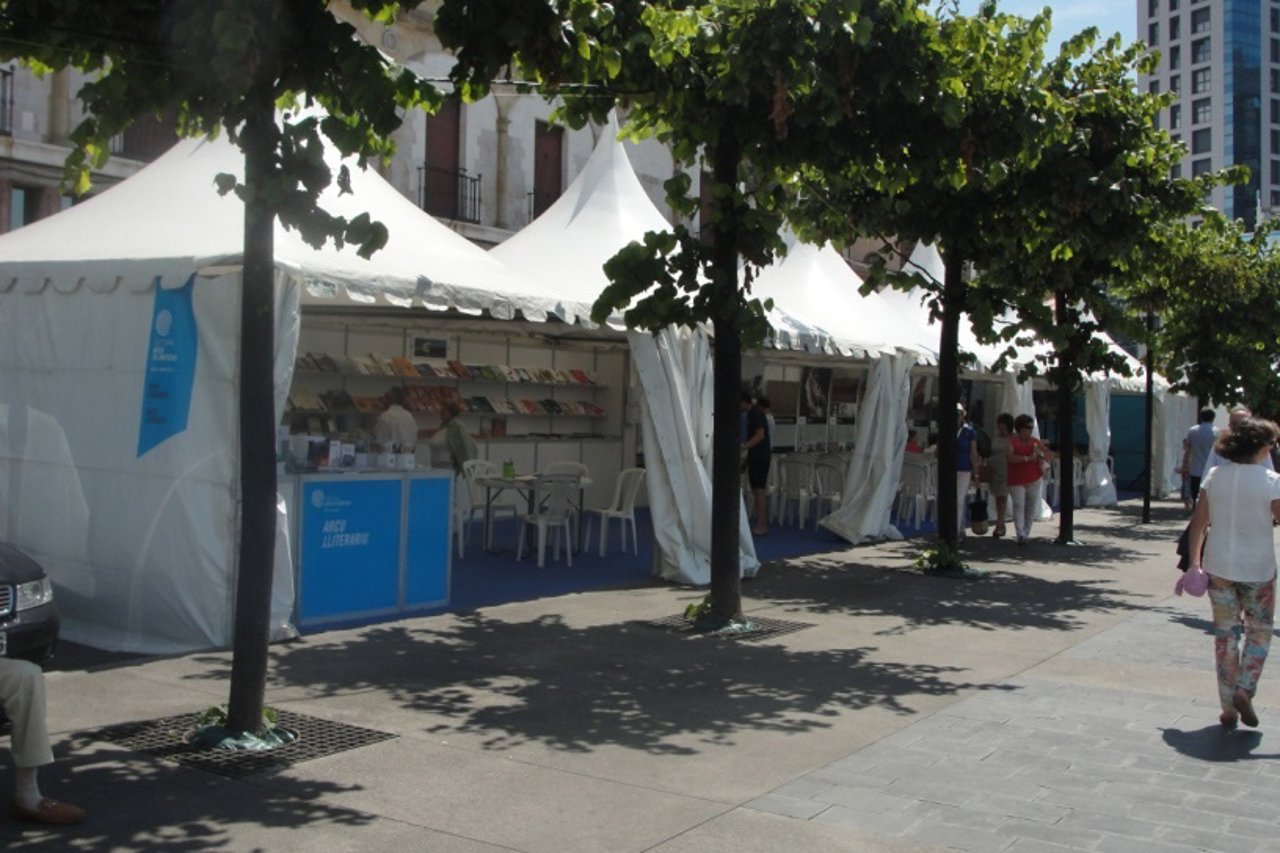 Puestos de una edición anterior de L'Arcu Lliterariu.