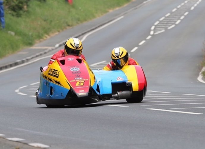 Fallece un piloto de sidecar que competía junto a su hijo en la Isla de Man