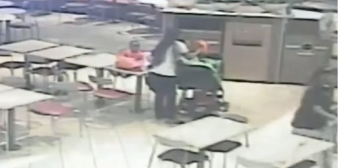 Una mujer secuestra a un bebé en un centro comercial