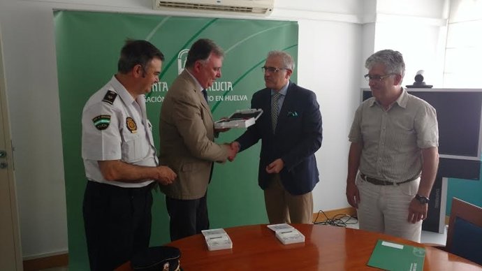 El delegado de la Junta en Huelva, Francisco Romero, con colegio de veterinarios
