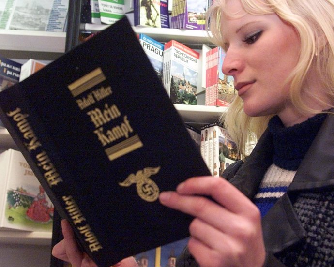 Una mujer leyendo Mein Kampf de Adolf Hitler