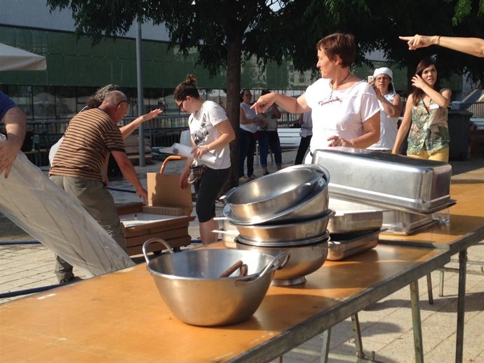 Voluntarios preparan el ágape del FadFest
