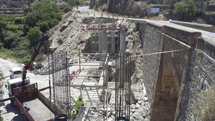 La Diputación de Almería construye un nuevo puente de acceso a Sierro.