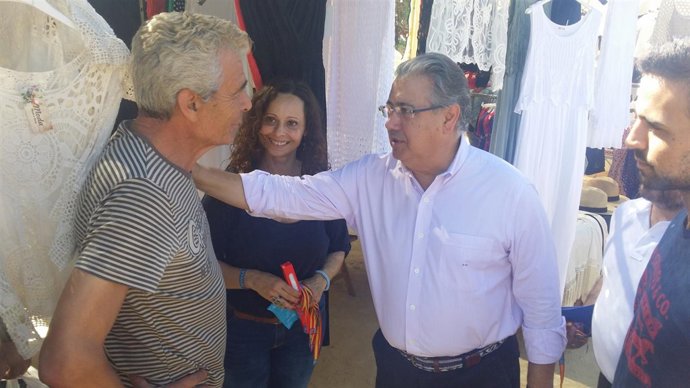 Visita de Juan Ignacio Zoido al mercadillo de Camas (Sevilla)