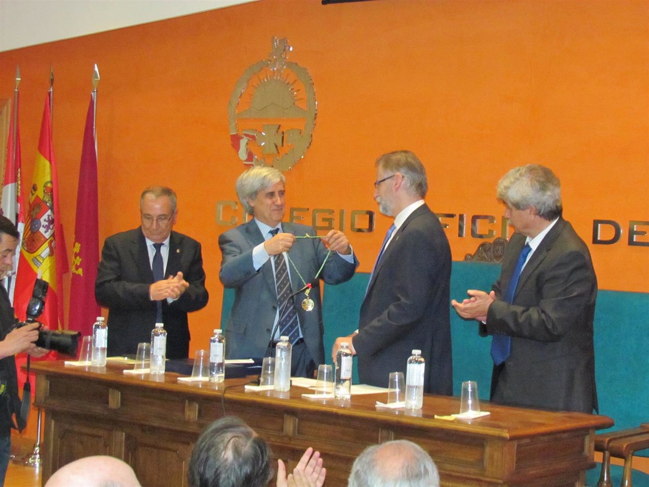 Juan José Badiola coloca la medalla al nuevo presidente. 