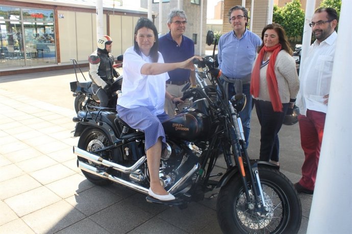 Susana López Ares, tras su encuentro con los motoristas en Gijón. 