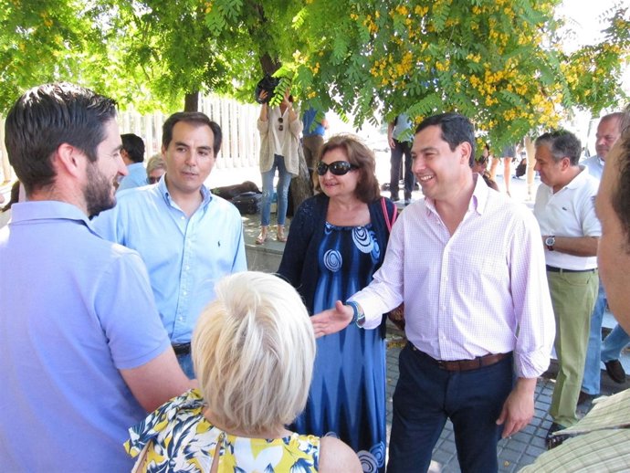 Moreno saluda a miembros de la Plataforma del Metrotrén ante Nieto