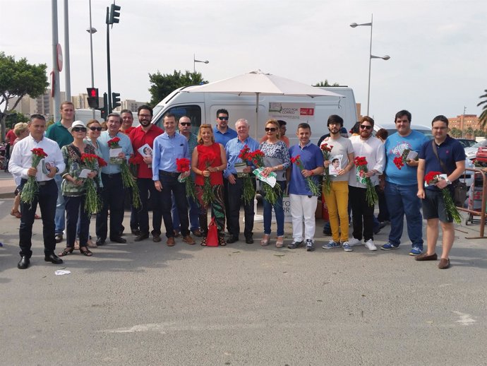 Los socialistas de Almería en un acto en el mercadillo Vega de Acá