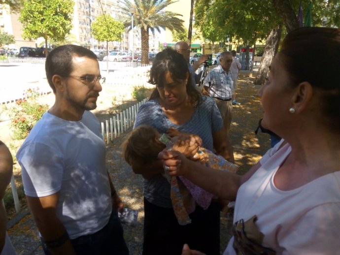 Acto de Unidos Podemos en un mercadillo de Sevilla