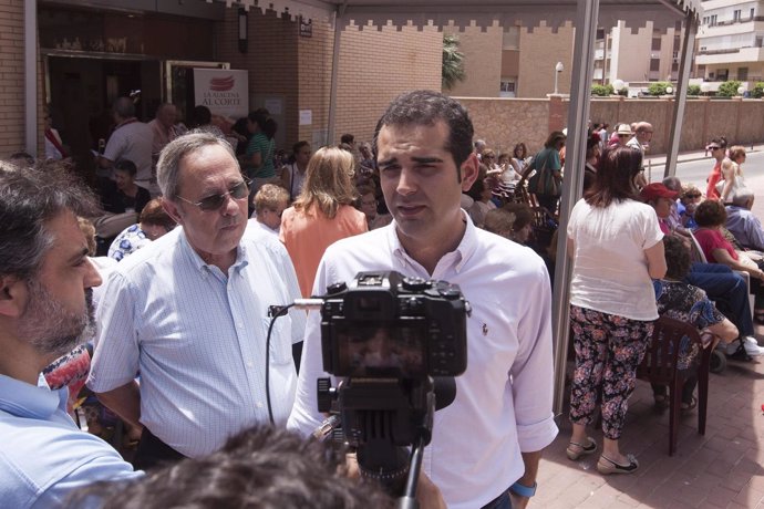 El alcalde de Almería asiste al encuentro vecinal de Mediterráneo Oliveros