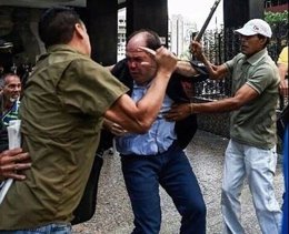 Diputados opositores venezolanos son agredidos durante una protesta 