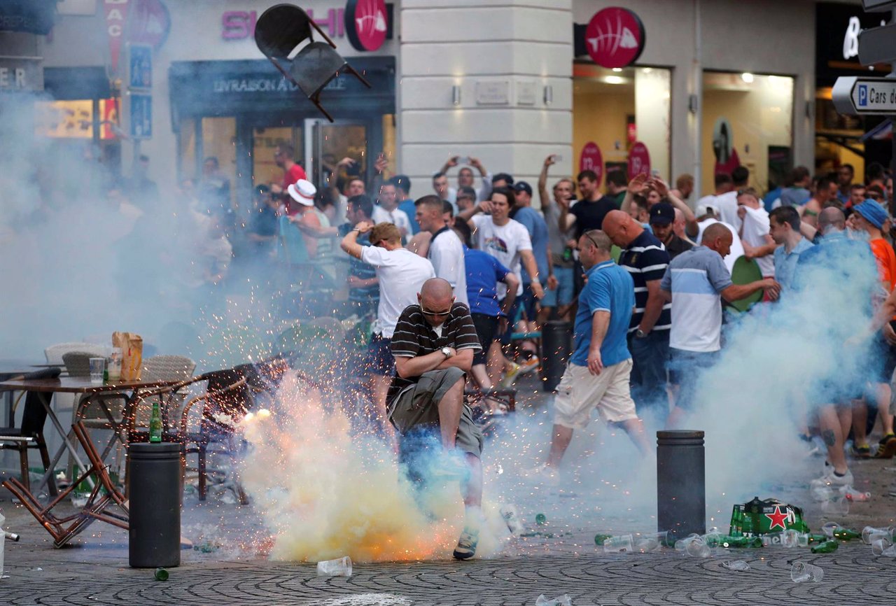 Enfrentamientos entre Policía, hinchas rusos e ingleses en Marsella