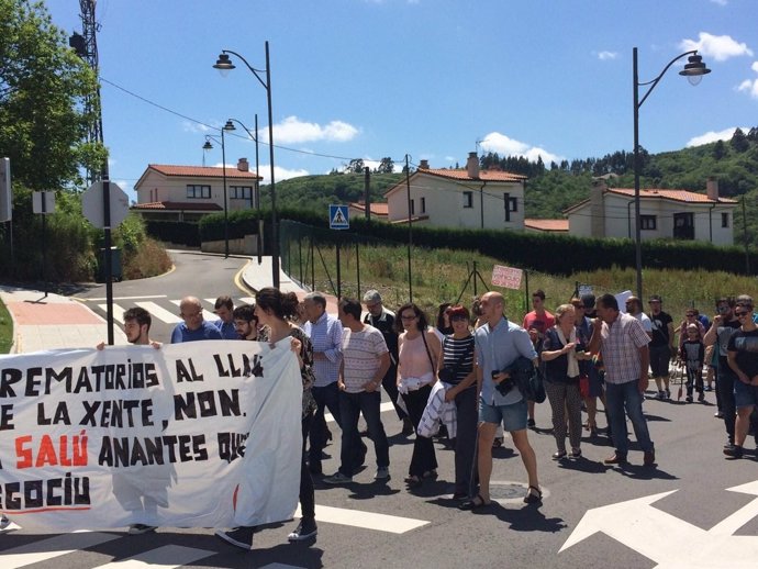 Orviz (centro) participando en la concentración contra el crematorio. 