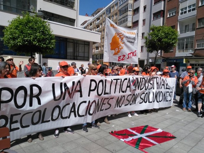 Trabajadores de Arcelor manifestándose por Avilés. 
