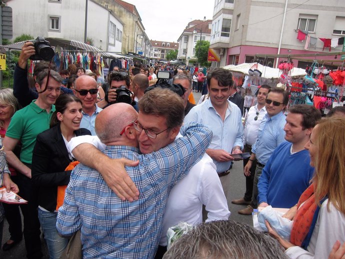 Feijóo se abraza con José Canedo (Ciudadanos)