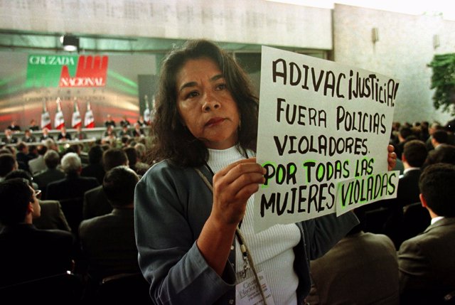 Mujer protestando ocntra la impunidad de las violaciones en México.