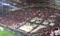 Hinchas de Rusia cargan contra aficionados ingleses dentro del Vélodrome