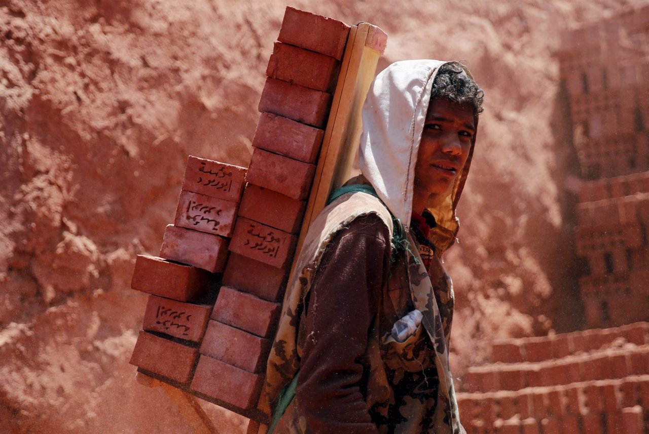 Un niño en una fábrica de ladrillos en Egipto