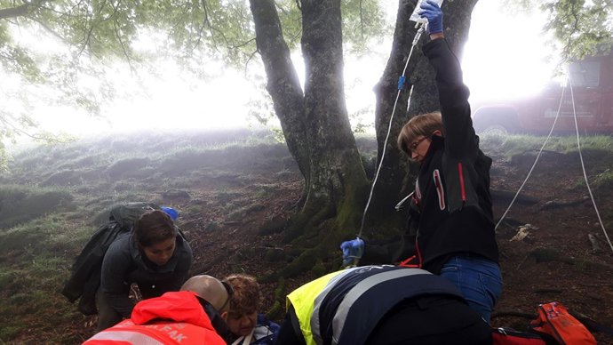 Un equipo médico atiende a una peregrina herida en el alto de Ibañeta