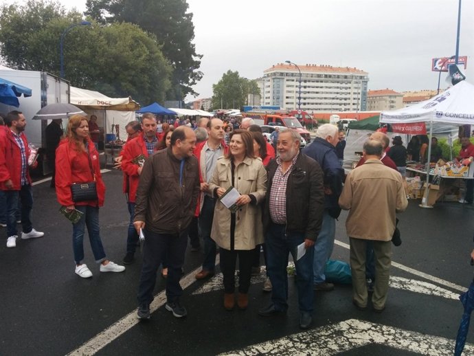 Xoaquín Fernández Leiceaga y Pilar Cancela en la feria de Culleredo