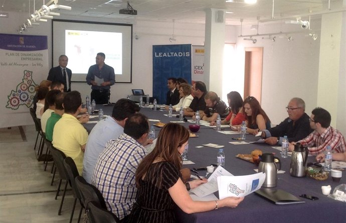 Una veintena de empresarios han participado en esta jornada técnica.