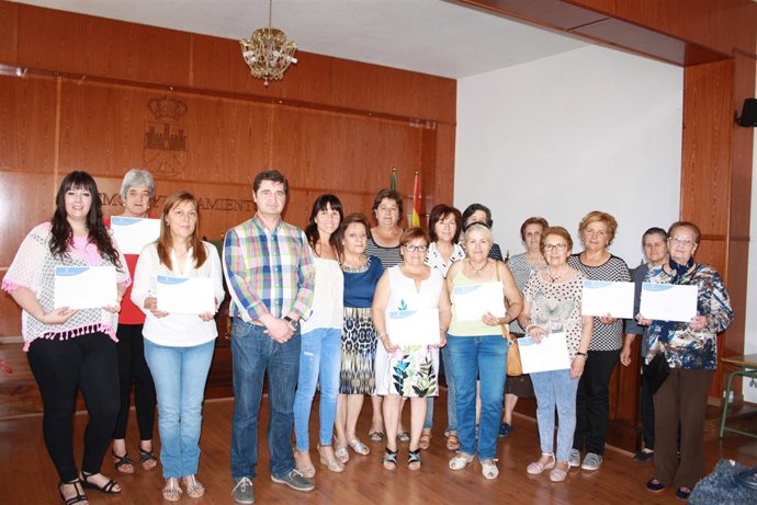 Las mujeres que han participado en el taller de pintura, con sus diplomas.