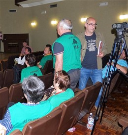 Félix Álvarez con miembrios de la PAH