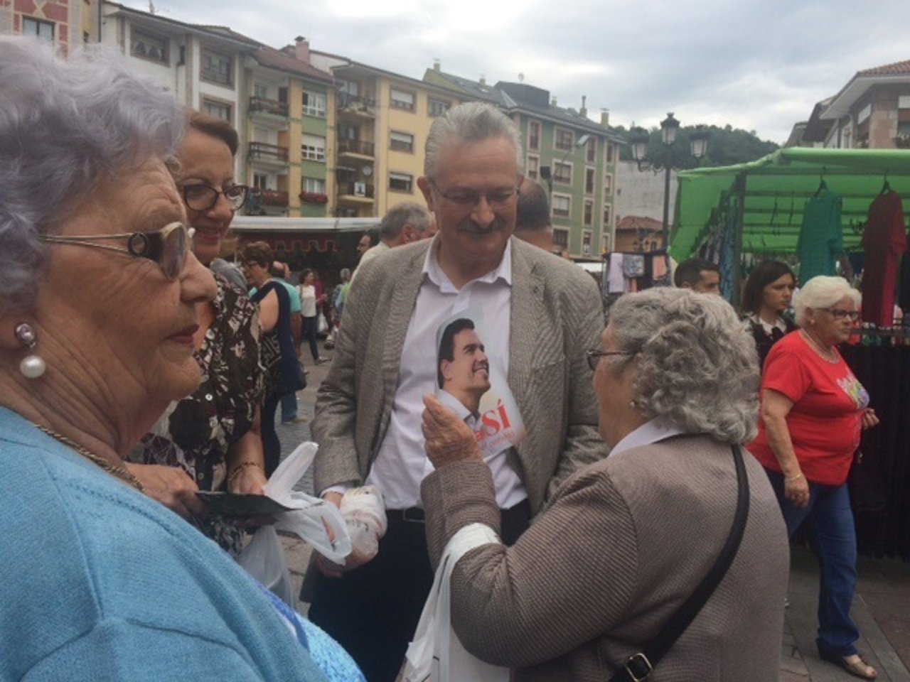 Antonio Trevín, durante un reparto electoral en Cangas de Onís. 