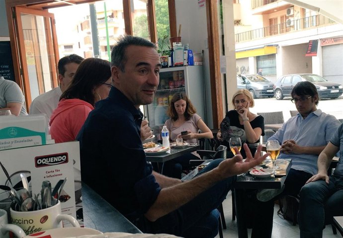 Pere Joan Pons en un acto con jóvenes