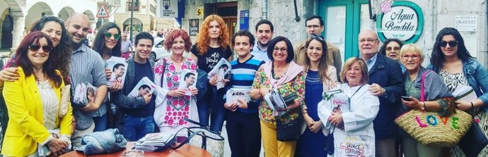 Puerto Gallego (PSOE) en una visita de campaña a Laredo