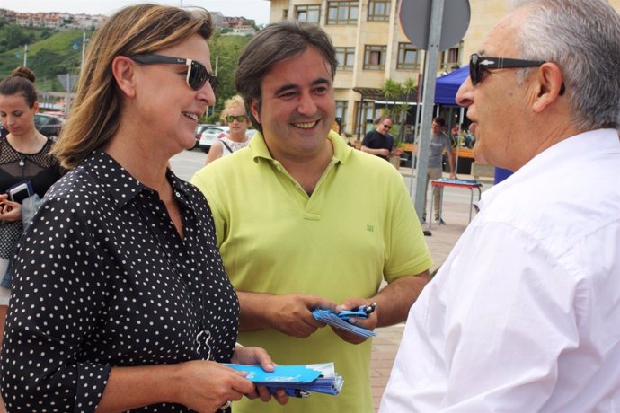 Ana Madrazo y Diego Movellán, del PP, hacen campaña en Suances