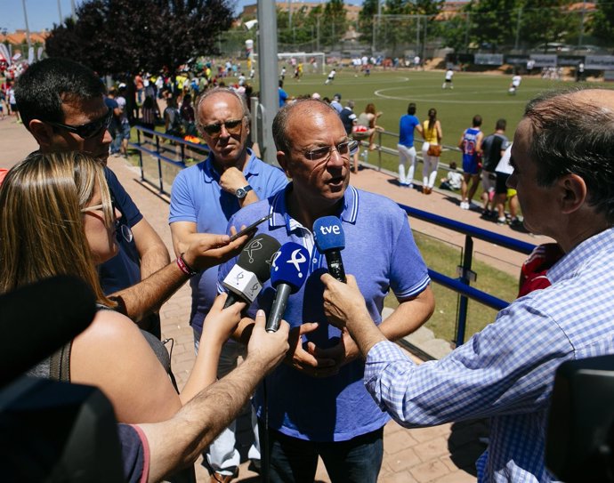 Monago atiende a los periodistas en Badajoz