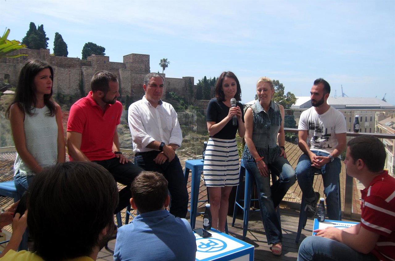 Elías Bendodo, Andrea Levy y Carolina España, acto con jóvenes 26J