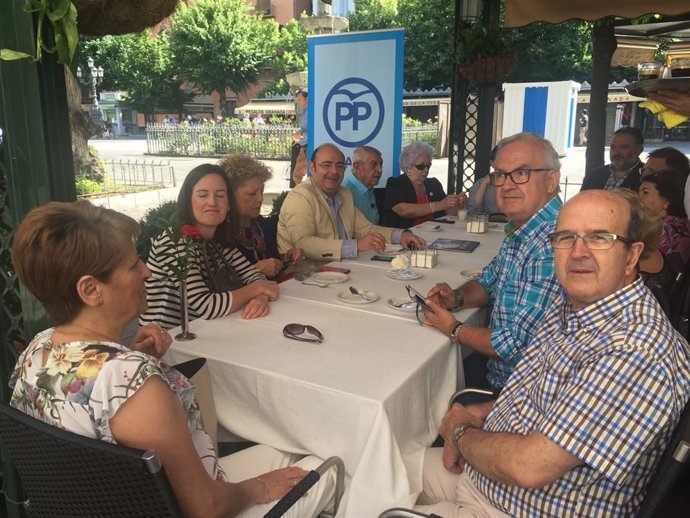 Desayuno de Sebastián Pérez (PP) con personas mayores