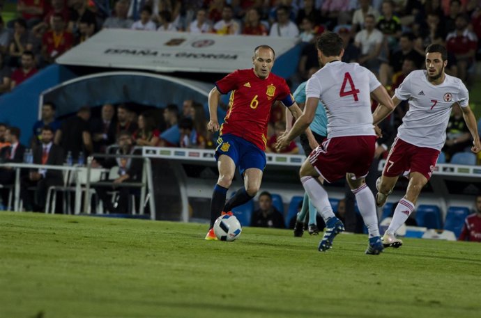 Iniesta y Kashia en el partido de España - Georgia