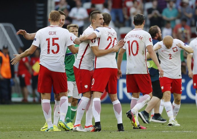 Polonia cumple ante la rocosa Irlanda del Norte