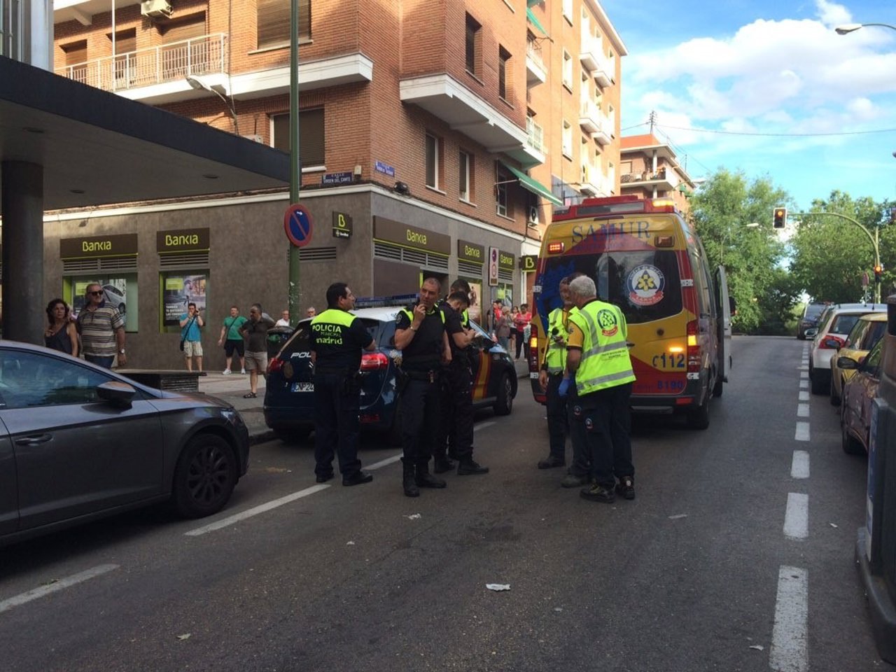 Policías y sanitarios ante el supermercado donde se ha producido el suceso