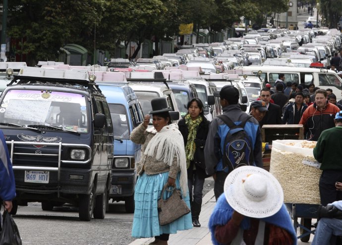 Bolivia La Paz calle coches tráfico carretera