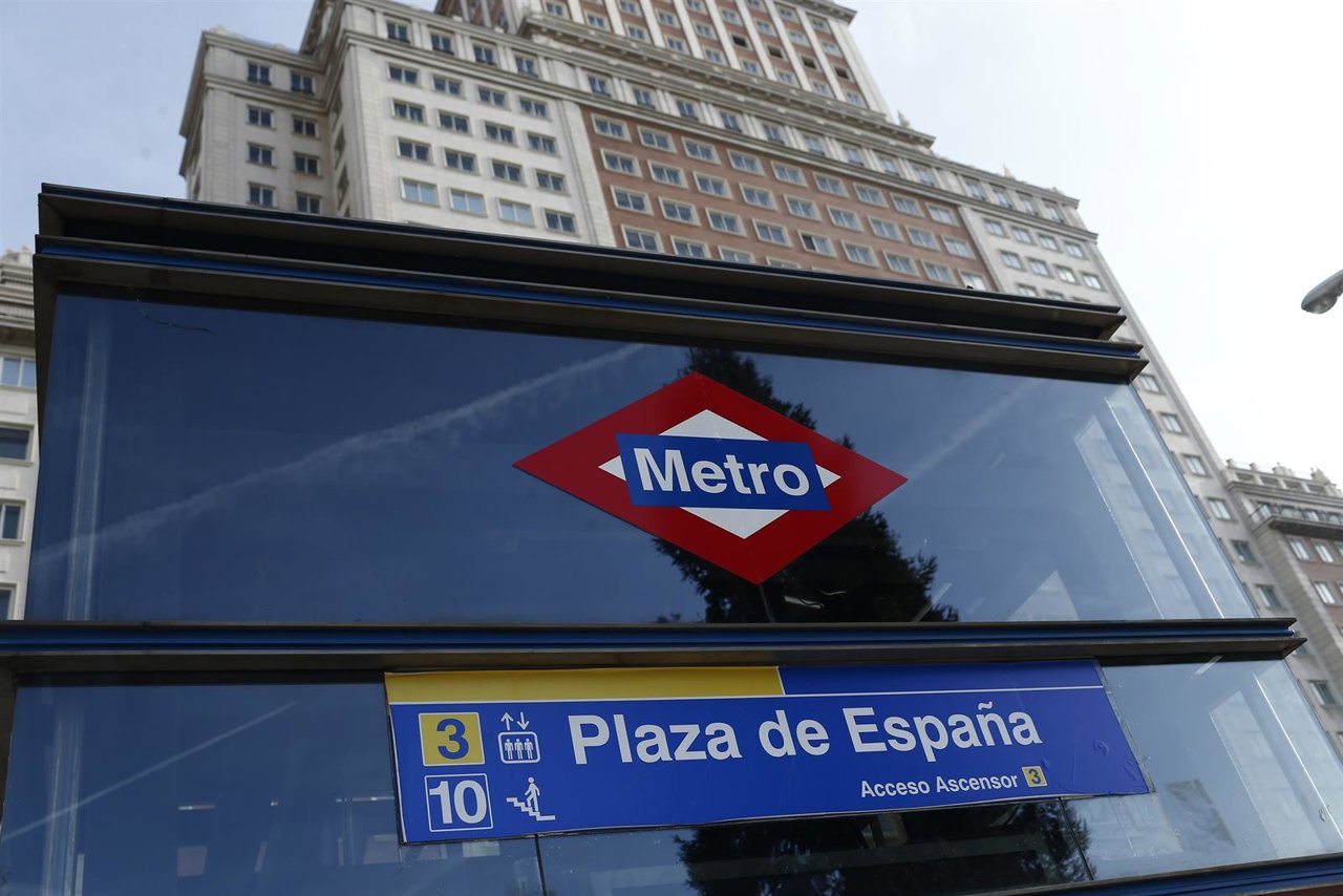 Edificio España, Metro Plaza España