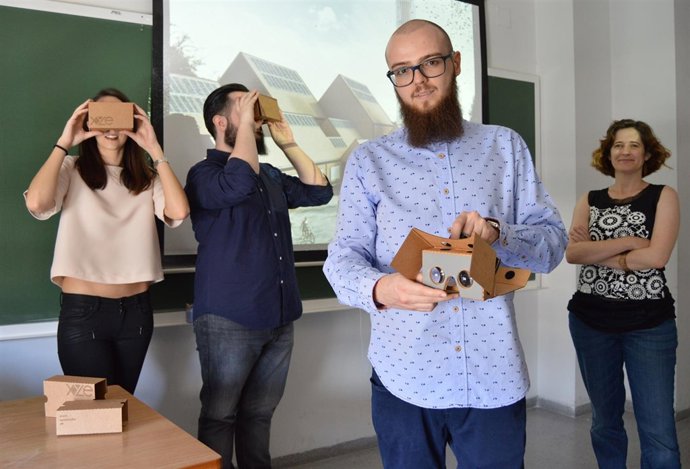Martínez Espinosa mostrando el visor 
