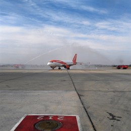El avión durante su aterrizaje en el aeropuerto de Alicante