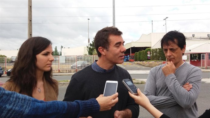 Acto electoral de Unidos Podemos en la puerta de TRW Pamplona.
