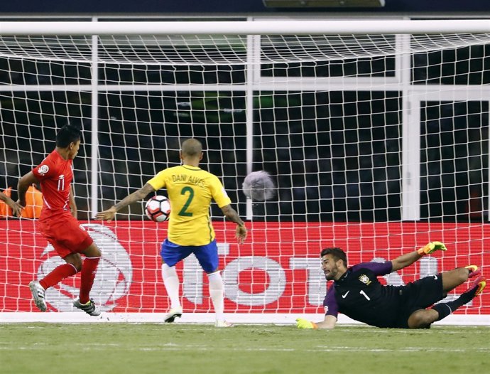 Raul Ruidiaz Dani Alves Alisson Becker Brasil Perú Copa América