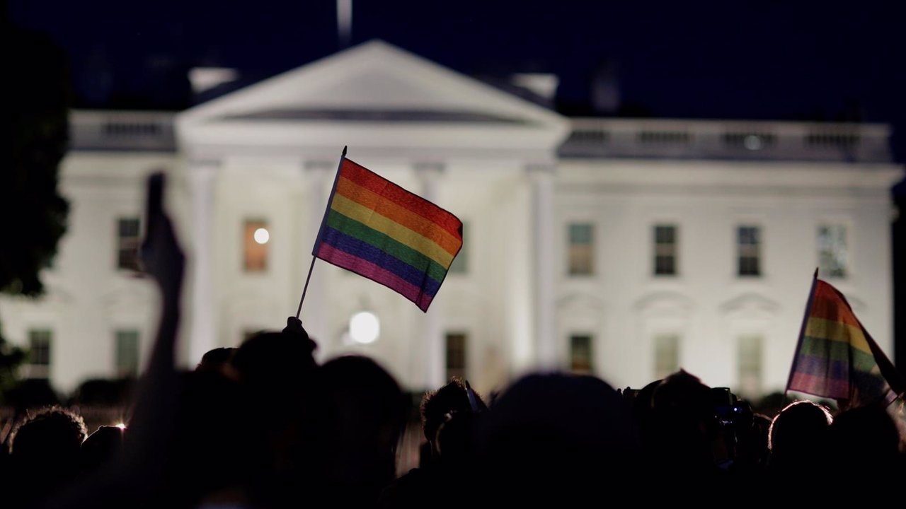 Una bandera arcoiris ondea ante la Casa Blanca