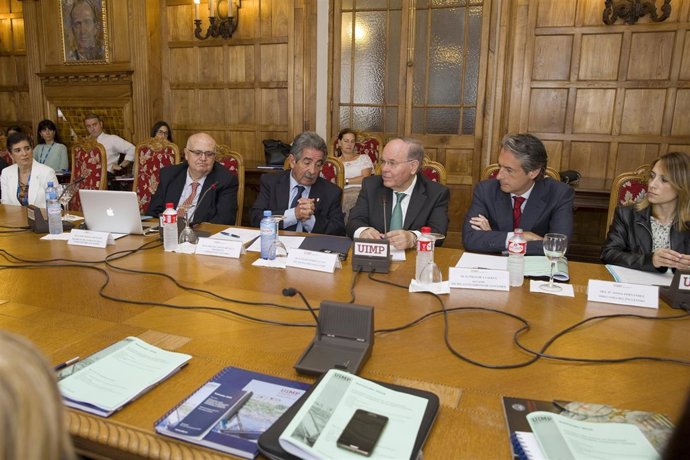 10:00Comedor de Gala, Palacio de la MagdalenaEl presidente de Cantabria, Miguel 