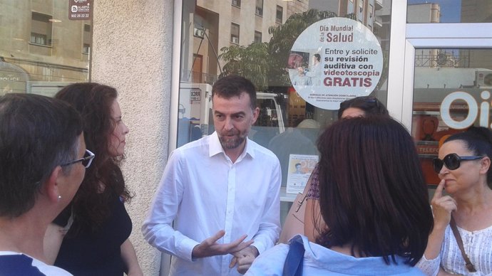 Maíllo dialoga con miembros de la candidatura de Unidos Podemos en Almería