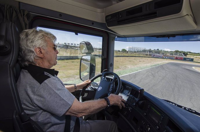 Ángel Nieto pilota un camión de Scania 